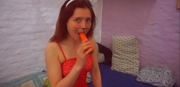  REALLY SEXY GIRL ENJOYS WHILE HER BOYS MASTURBES HER FAVORITE CARROT